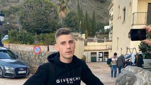 Când a plecat de la Dinamo voia să se lase de fotbal, acum Lazăr a venit în cantonament "accesorizat" cu 14.000 de euro pe el!