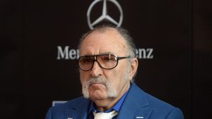 Ion Ţiriac a rămas fidel brandului care l-a făcut celebru! „E capabil să vândă maşini Mercedes chiar nemţilor!" Cum şi-a făcut apariţia omul de afaceri | FOTO EXCLUSIV