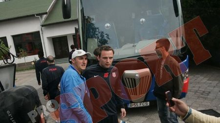 FOTO EXCLUSIV** Fanii, lăsați cu ochii în soare la Severin! Sorin Cîrțu s-a revanșat: i-a scos pe jucători în fața hotelului să dea autografe