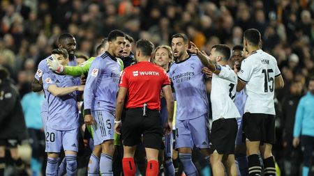 Scene incredibile la Valencia - Real Madrid! Jude Bellingham a marcat golul victoriei, dar arbitrul a fluierat finalul înainte ca mingea să intre în poartă! VIDEO