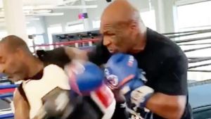 „Iron” Mike Tyson s-a întors! Faimosul pugilist a fost cât pe ce să-și facă KO antrenorul | VIDEO
