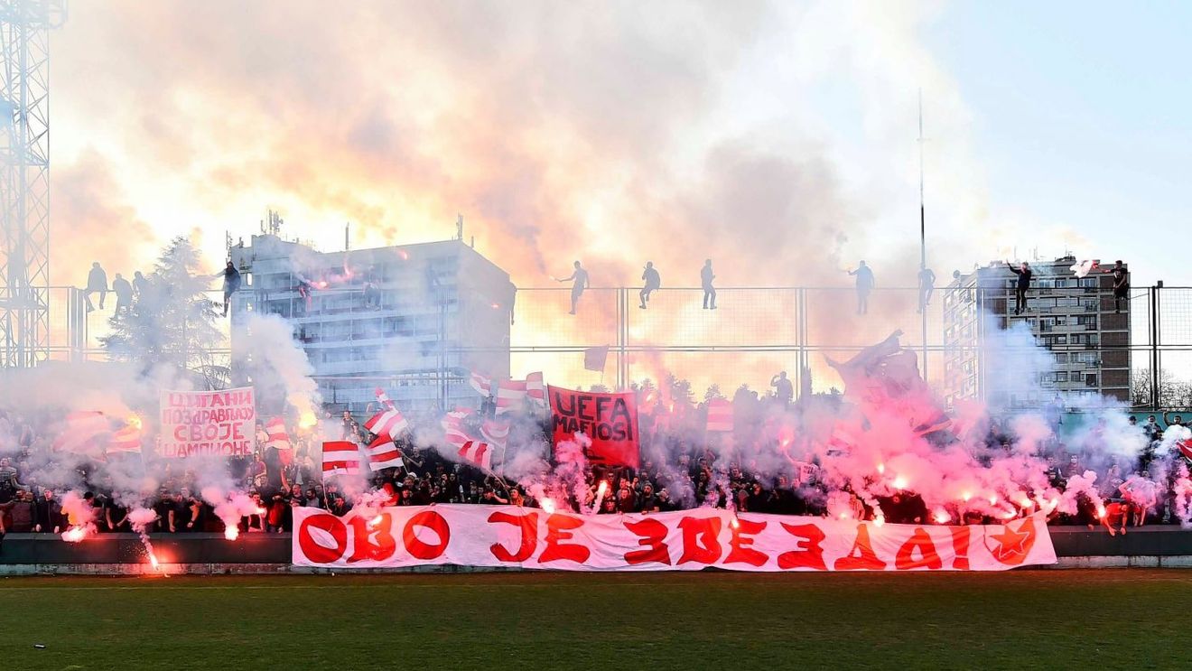 Nebunie cu torțe și fumigene la Belgrad! Mii de oameni au făcut un show fantastic la antrenamentul celor de la Steaua Roșie, după egalul cu AC Milan, din Europa League: „Campionii!” | FOTO & VIDEO