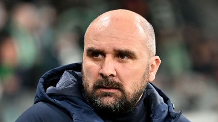 Filmul ultimelor clipe trăite de antrenorul care a murit în timpul meciului: „S-a plâns de peștele pe care l-a mâncat la prânz”