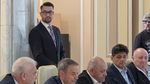Imaginea zilei din Parlamentul României. Cine e tânărul care privea cu admirație spre Anghel Iordănescu și spre generația Steaua ‘86