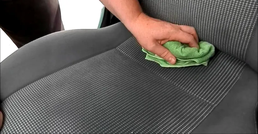 Curăță tapițeria mașinii cu bicarbonat de sodiu. Soluția pe care o avem la îndemână cu toții