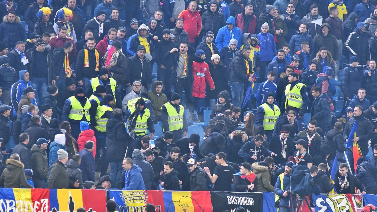 Războiul galeriilor Craiovei. Ce s-a strigat pe "Ion Oblemenco" în seara în care România a învins Suedia 