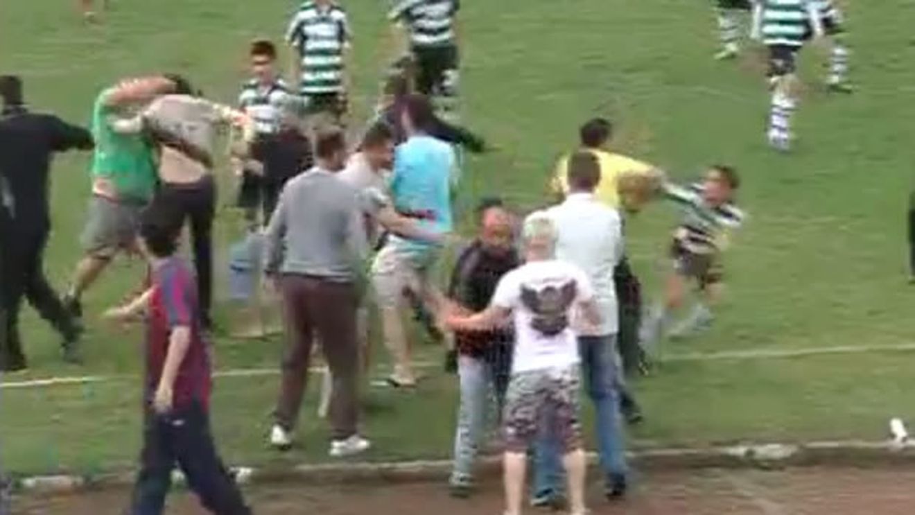 VIDEO ȘOC:** Bătaie ca în "șapte păcate" la un meci de juniori în Bulgaria! Cum a ajuns un copil să lovească precum un huligan