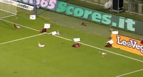Haos total în Italia! Sampdoria s-a salvat de la o retrogradare istorică, însă fanii adverşi au turbat de furie, iar partida a fost abandonată