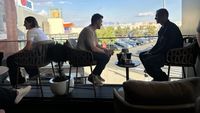 Jucătorii Rapidului au lăsat fotbalul pentru cafeneaua Dianei Șucu! Imagini de la inaugurarea noului local