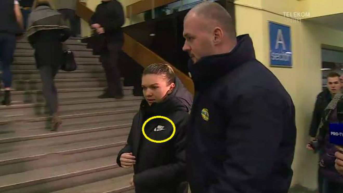 Gluma zilei după ce Halep a fost surprinsă purtând o geacă Nike: "Scuză-mă, Simona, dar te-ai murdărit pe geacă! Ah, nu..."
