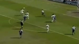 La 18 ani debuta la națională, la 20 marca în Ligă, iar acum joacă în ultima divizie! Cum a reacționat "Micul Prinț" când un club de tradiție din România l-a invitat la "probe"