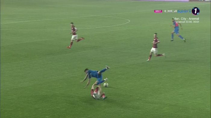 Fază de o violență extremă în Rapid - FCSB! Onea a intrat brutal și putea să-i rupă piciorul lui Coman: decizia lui Feșnic a declanșat furia băncii roș-albastre! Era de roșu?