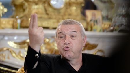 Adevăratul motiv pentru care Gnohere a fost lăsat acasă! Becali a dezvăluit în direct la TV: "Și cu kilograme în plus e cel mai bun!" De ce a lipsit "Bizonul" de la derby-ul U Craiova - FCSB
