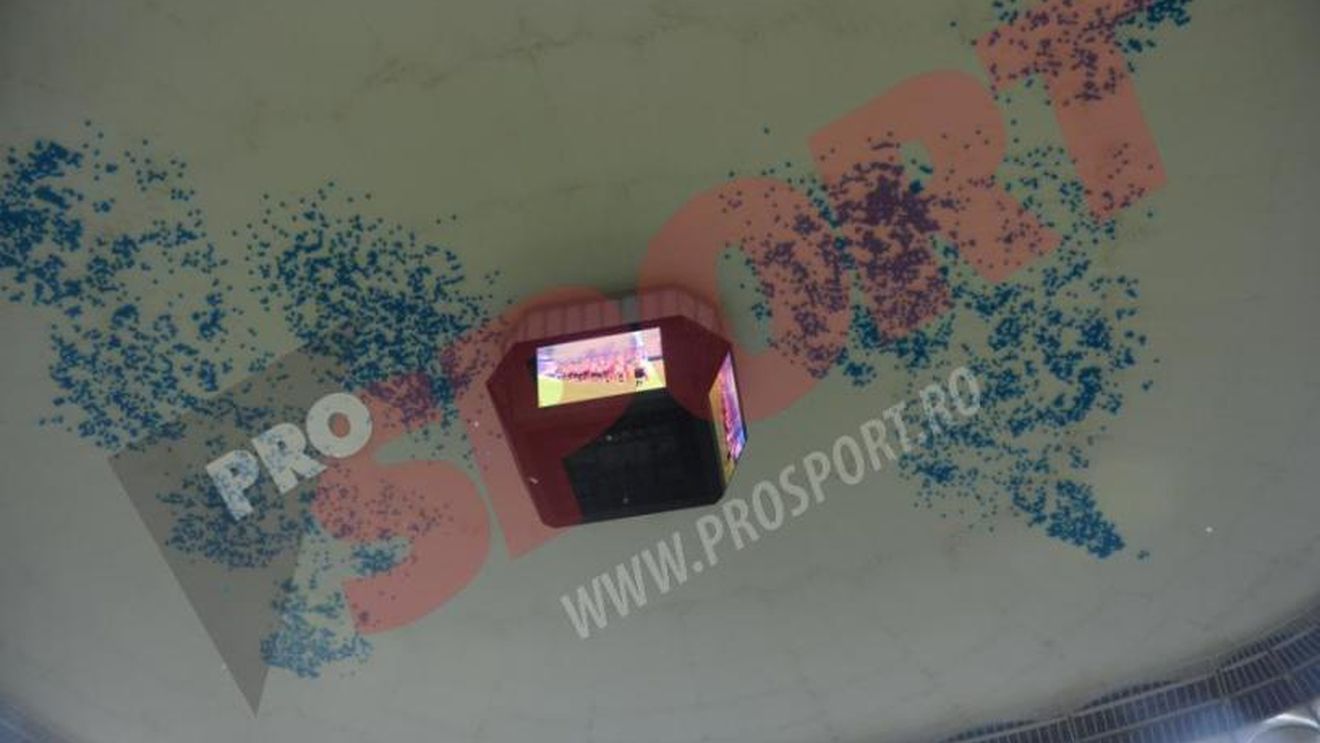 Moment amuzant înaintea finalei dintre Steaua și Astra. FOTO: Acoperișul Arenei Naționale a dejucat planul organizatorilor