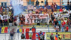 SUPER TARE!** Și-au dat seama că au greșit mesajul :) "Becali, pleacă din Ghencea!" s-a transformat în "Vinde Steaua!" FOTO