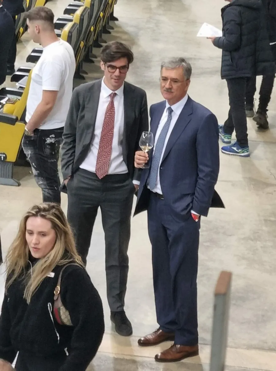 Eugen Voicu și fiul său, Alexandru, în tribuna VIP a Arenei Naționale 