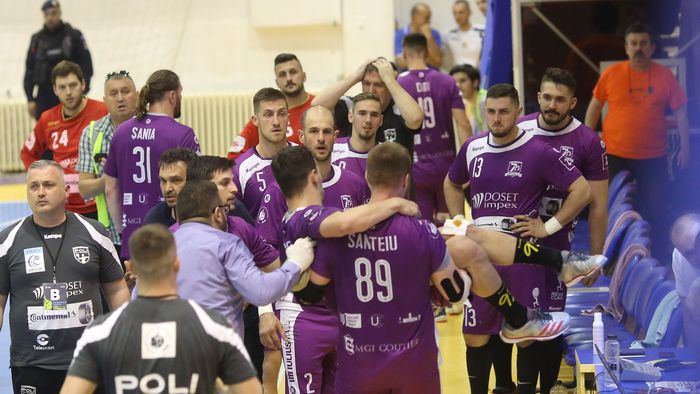 Noi detalii din cazul "Poli - CSM București"! Ce calificativ au primit arbitrii și când a programat federația meciurile decisive din sferturile de finală ale play-off-ului. Cristi Fenici va lipsi cel puțin patru săptămâni