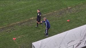 Dorinel Munteanu și sticlele buclucașe. Ce s-a întâmplat în prima repriză a meciului Dinamo - Oțelul, din Cupa României. Antrenorul a „turbat” de furie. VIDEO