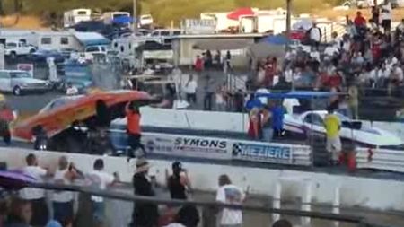 VIDEO **Un mecanic a fost "înghițit" de o mașină de curse :)