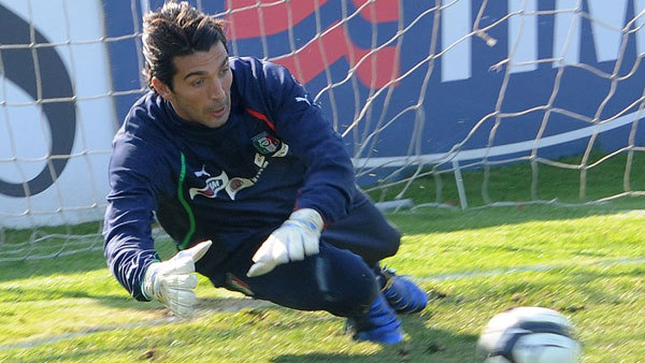 Milanezii au turbat după ce arbitrul nu le-a fost validat un gol cu Juve!** Reacția lui Buffon îi va înfuria și mai tare