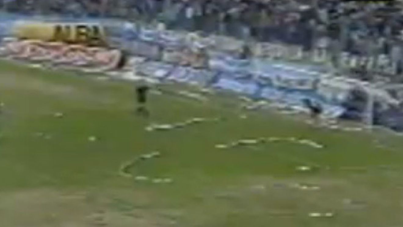 VIDEO **El a inventat penalty-ul care se bate "cu două picioare"