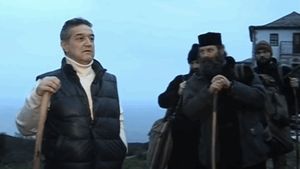 Gigi Becali, gest controversat în fața unui călugăr pe Muntele Athos. Imaginile par înjositoare pentru monah: „Era o glumă”