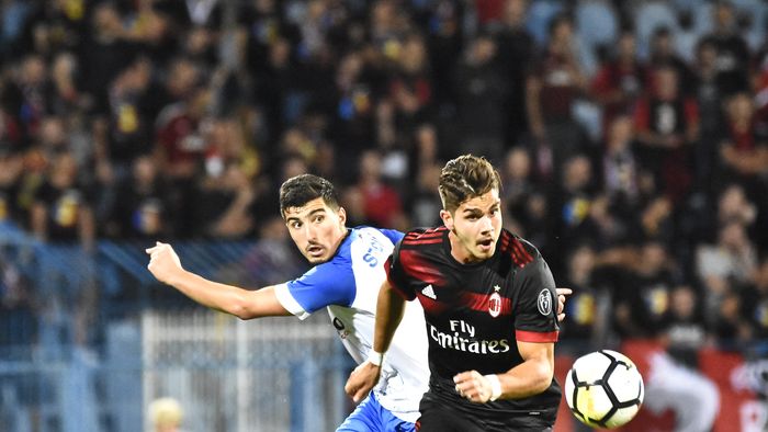 Milan italian. „Diavolii" au răpus la limită „leii" Craiovei, la Severin, după un gol al lui Ricardo Rodriguez. Mitriță, responsabil cu ratările în CS U - AC Milan 0-1