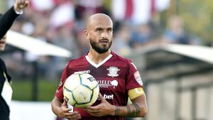 Show pirotehnic în fața casei lui Ionuț Voicu! Ultrașii Rapidului i-au făcut o surpriză căpitanului giuleștean care azi s-a retras din cariera de fotbalist! | EXCLUSIV