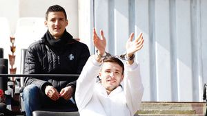 Șiman scoate pistolul în "războiul" cu jucătorii:** "Dacă aud că ciripiți sau că mai comentați o să vă scot în șuturi de aici!"
