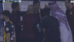 Cosmin Contra, probleme de sănătate la meciul lui Al Ittihad cu Al Ettifaq! Antrenorului român i s-a făcut rău. „Nu a putut să mai stea în picioare! Aproape a leșinat” | VIDEO