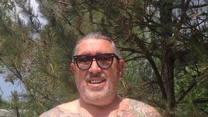 Serghei Mizil își continuă dezvăluirile din lumea fotbalului! Canistra de vin de la antrenamentul lui Cornel Dinu, ce a răspuns Gică Hagi când a fost invitat la o petrecere și cum a aflat ce înseamnă „la crampoane”