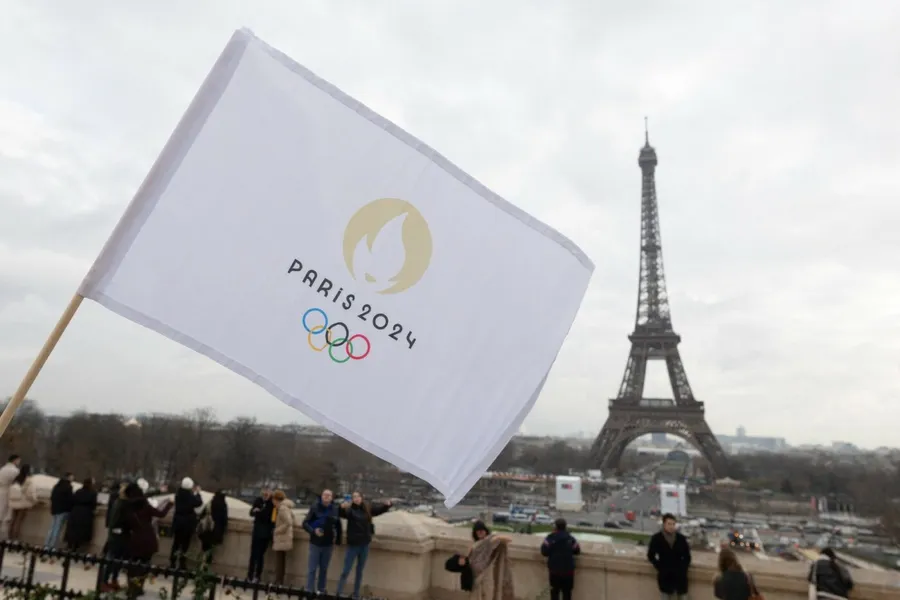 Rromii romani sunt evacuati din cladirile pe care le-au „invadat” ilegal inainte de Jocurile Olimpice din Paris! Povestea familiei care ocupase fraudulos un hotel din „inima” Frantei