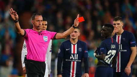 Scandal la Real Madrid-PSG. Ce s-a întâmplat în finalul primei reprize. Arbitrul a acordat penalty pentru PSG, l-a eliminat pe Courtois, dar VAR a schimbat totul