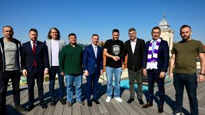 Premierul Marcel Ciolacu s-a întâlnit cu fanii timișoreni! „Suntem singurul oraș din țară fără infrastructură sportivă”. Ce spune liderul Druckeria despre discuțiile la care a participat și Sorin Grindeanu | VIDEO EXCLUSIV