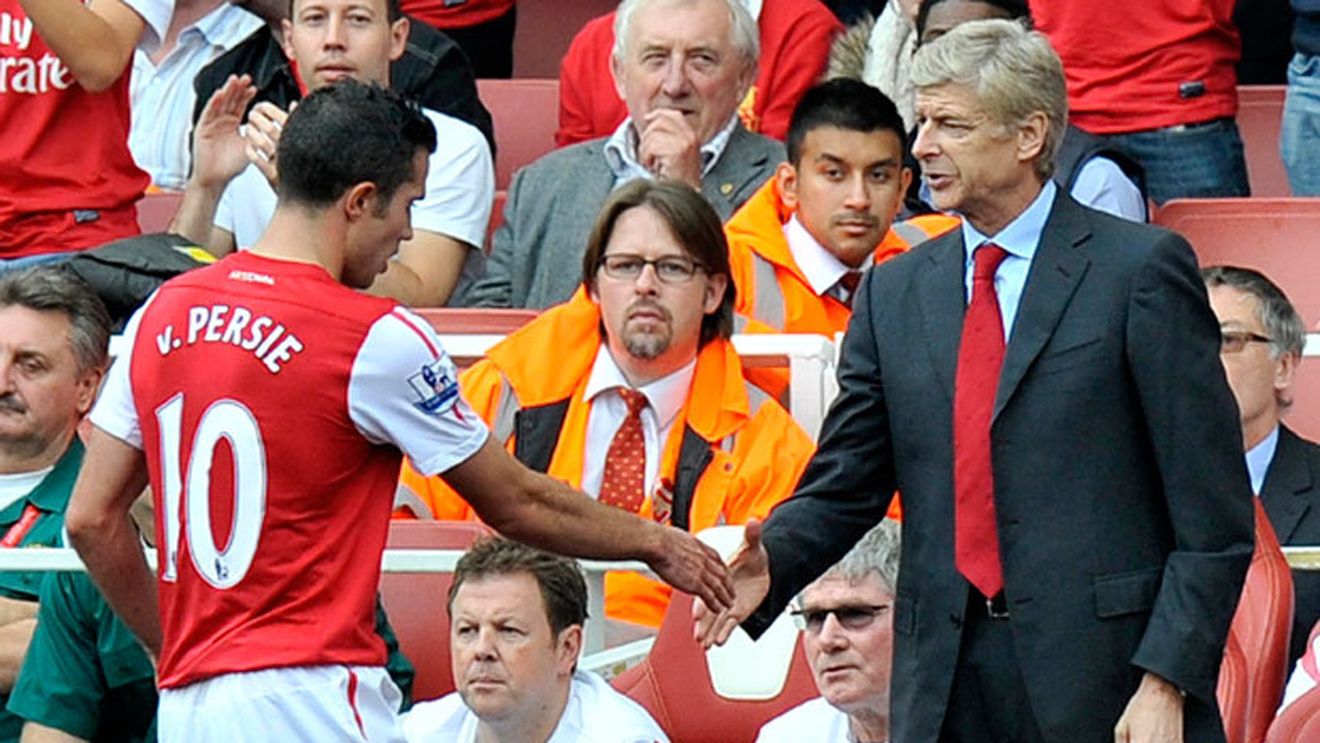 Adevărații manageri procedează așa înaintea unui derby!** Gest superb făcut de Wenger: Van Persie, salvat de fostul lui antrenor în fața furiei oarbe a fanilor "tunari"