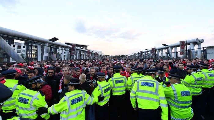Nebunie în Londra, înainte de Arsenal - Koln! VIDEO | 20.000 de nemți au luat orașul cu asalt, la revenirea în Europa după 25 de ani. Startul meciului a fost întârzia o oră, mii de ultrași fără bilet au forțat intrarea în stadion
