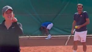 „Nu încercați asta acasă!" Elina Svitolina i-a lansat lui Roger Federer o provocare pe cât de periculoasă, pe atât de amuzantă | VIDEO