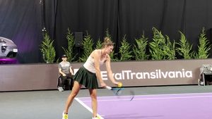 După Sorana Cîrstea și Gabi Ruse, Irina Begu a fost și ea eliminată în primul tur la Transylvania Open. Simona Halep, primită cu urale la antrenament