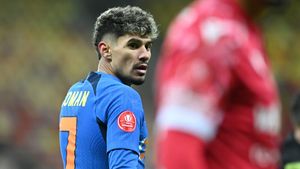 Asta da ironie a sorții! Cum a apărut Moș Crăciun îmbrăcat la întâlnirea cu vedetele FCSB: Tavi Popescu și Florinel Coman s-au uitat lung la el