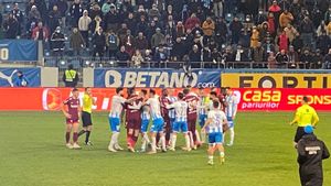 Scandal general după ce Cristi Bălgrădean a fost eliminat de Ovidiu Hațegan pentru injurii! Fotbaliștii s-au îmbrâncit, iar Andrei Burcă a vrut să îl lovească pe Jovan Markovic!