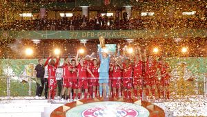Bayer Leverkusen - Bayern Munchen 2-4. Robert Lewandowski a reușit o dublă și este golgheter în trei competiții, iar echipa lui Hansi Flick a făcut iar eventul în Germania. VIDEO cu fazele meciului