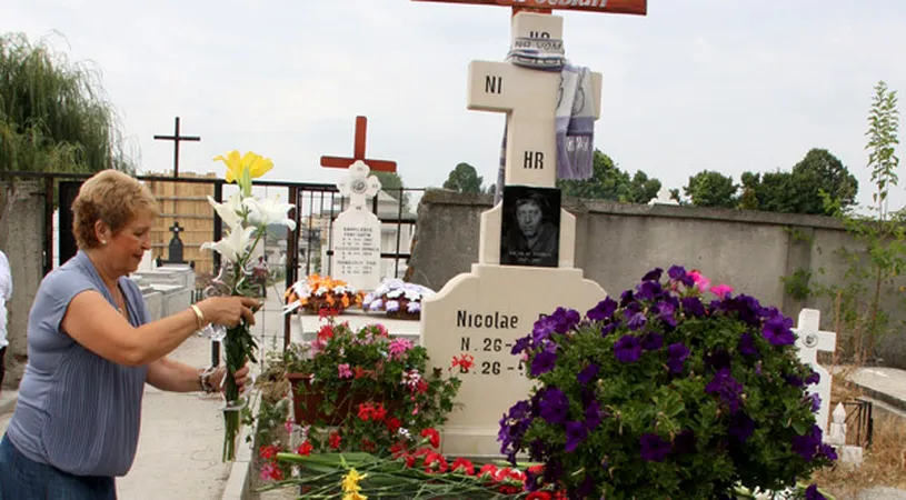 Dobrin ar fi făcut astăzi 63 de ani!** FOTO Cunoscuții i-au depus flori la mormânt