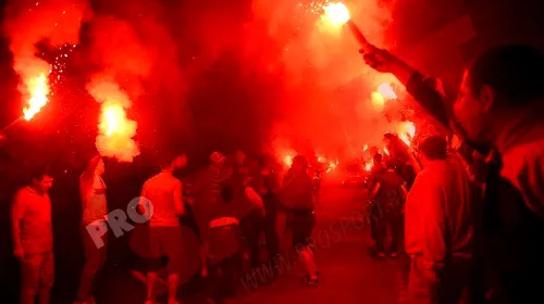 FABULOS! FOTO – Fanii Rapidului, exemplu de devotament total! Interziși pe stadion, ultrașii și-au luat revanșa față de jucători. Ce au făcut, în miez de noapte