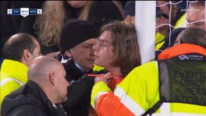 Momente șocante în Premier League! Un fan al lui Everton s-a legat de bara porții, iar arbitrul a oprit meciul! De ce a apelat la acest gest incredibil | VIDEO