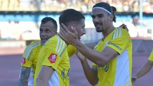 Mama unui fotbalist de la Petrolul trăiește o poveste de dragoste cu o fostă glorie a echipei | FOTO