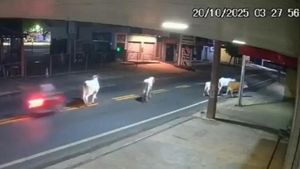 Imagini șocante! Un fotbalist de 20 de ani a murit, după ce a intrat cu motocicleta într-o vacă