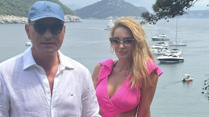 Valentina Pelinel, în costum de baie, stă pe plajă în brațele lui Cristi Borcea: „Evadare”