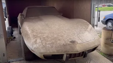 A stat 45 de ani abandonată într-un garaj. Cum arată acum mașina Corvette din 1978, după ce a fost spălată