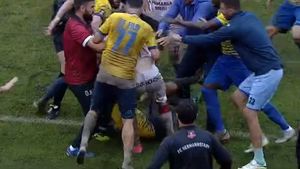 Moment halucinant în minutul 90 al partidei Hermannstadt - Dunărea 2-1! Blănaru l-a târât efectiv pe Benzar pe teren sub privirile jucătorilor: a primit cartonașul roșu pentru gestul său 