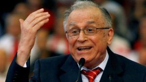 Ion Iliescu împlinește azi 90 de ani. Fostul președinte a condus sportul școlar și universitar și a ținut cu Rapid în tinerețe. Cum și-a justificat alegerile